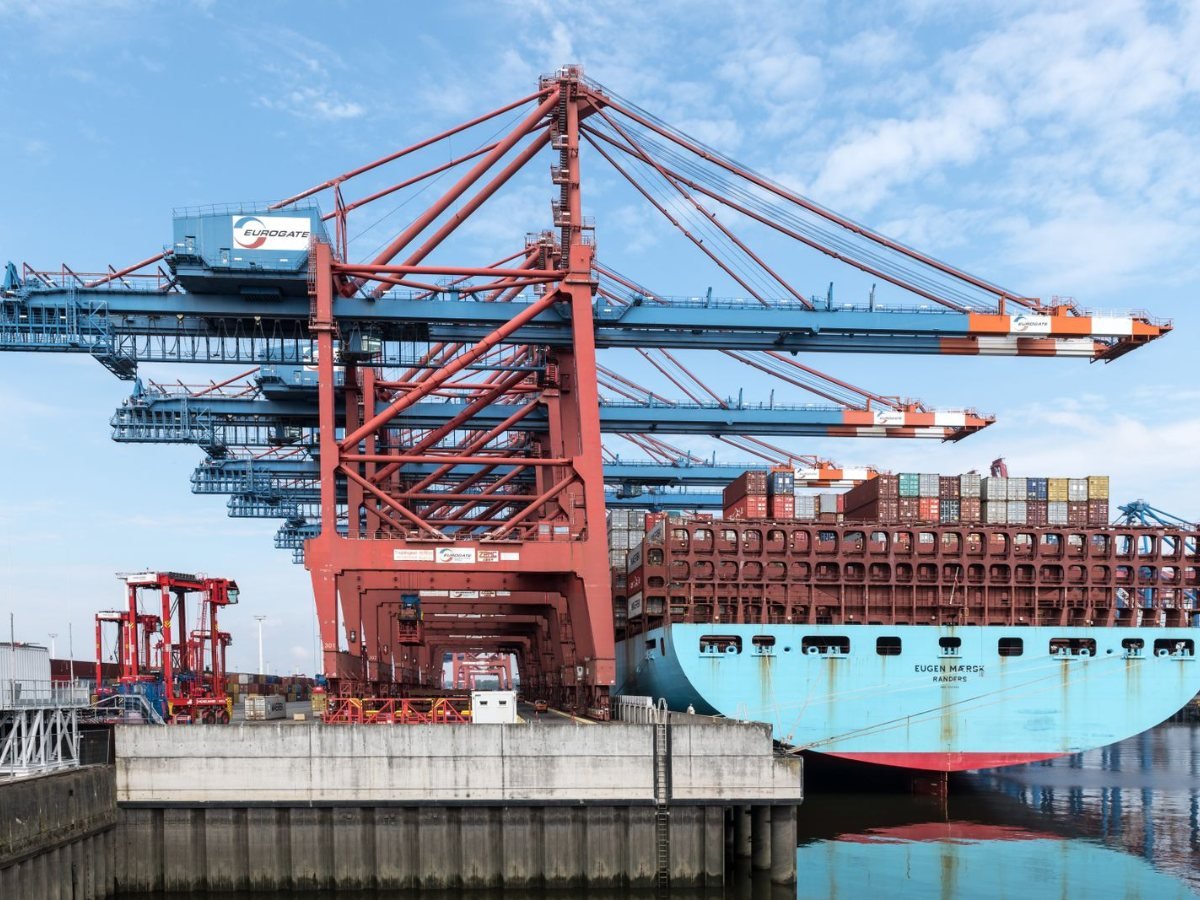 Un cargo amarre dans un port avec des conteneurs