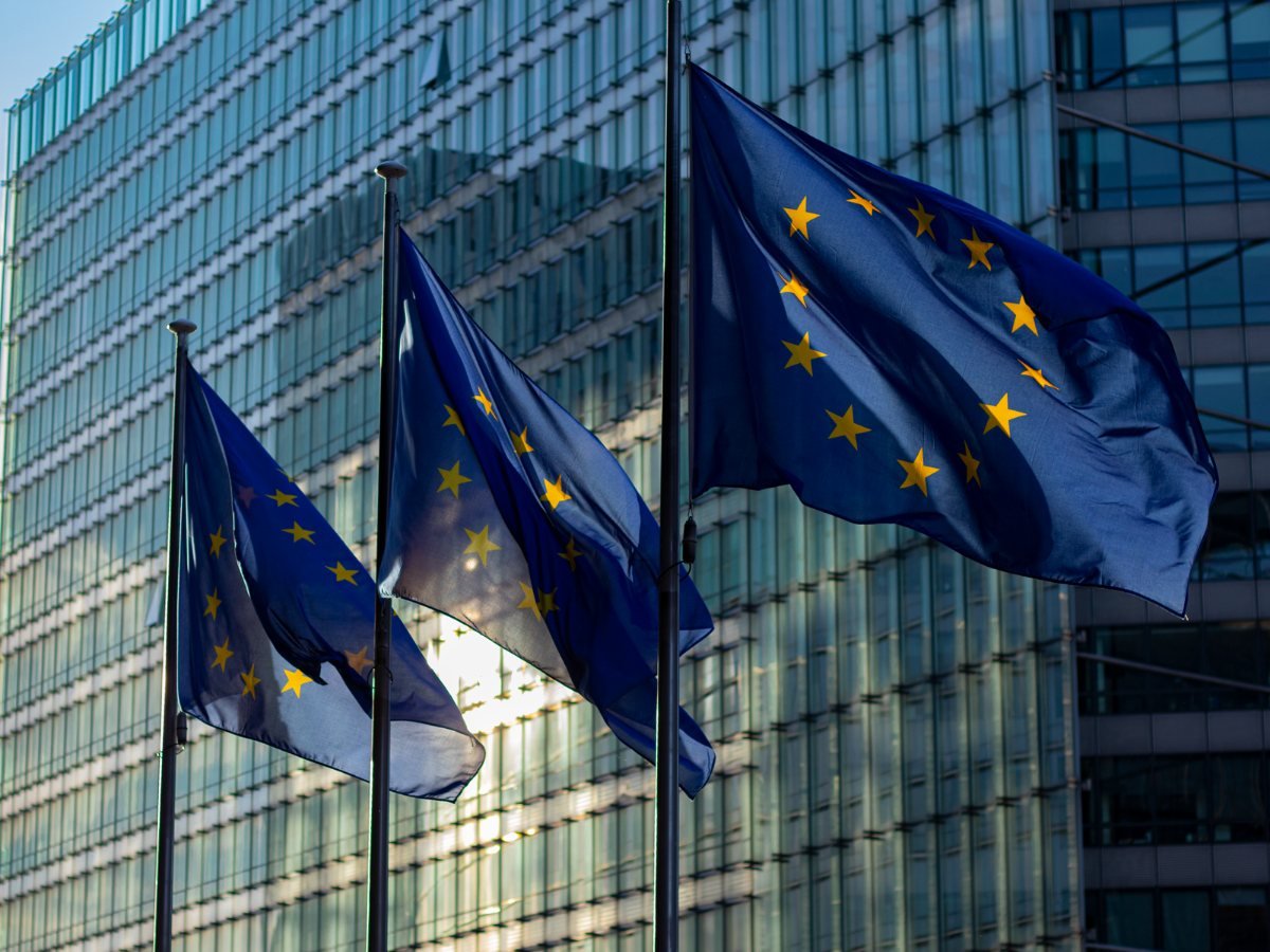 Des drapeaux de l Union europeenne flottent devant un batiment