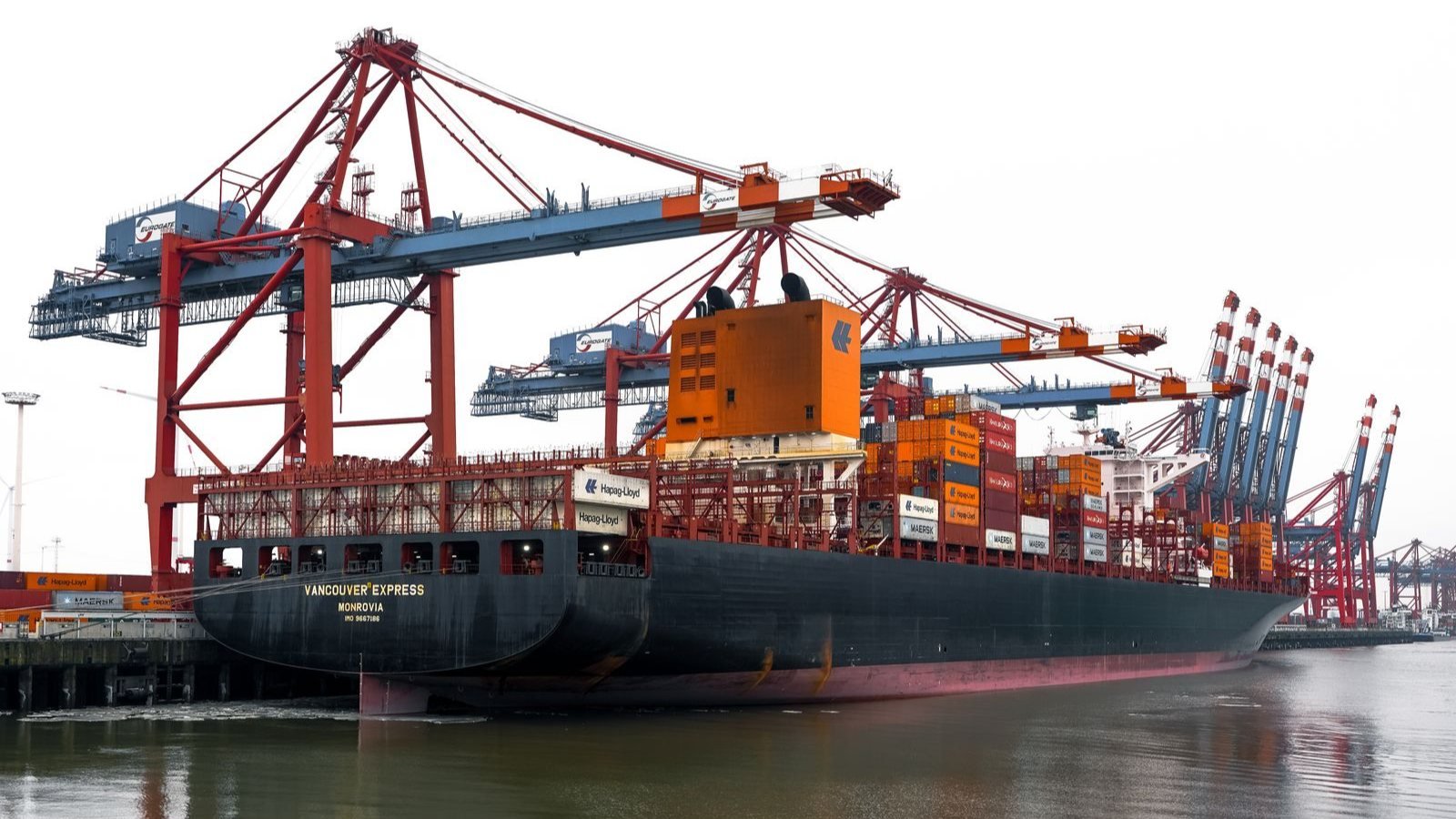 Des porte-conteneurs et des grues dans un port maritime