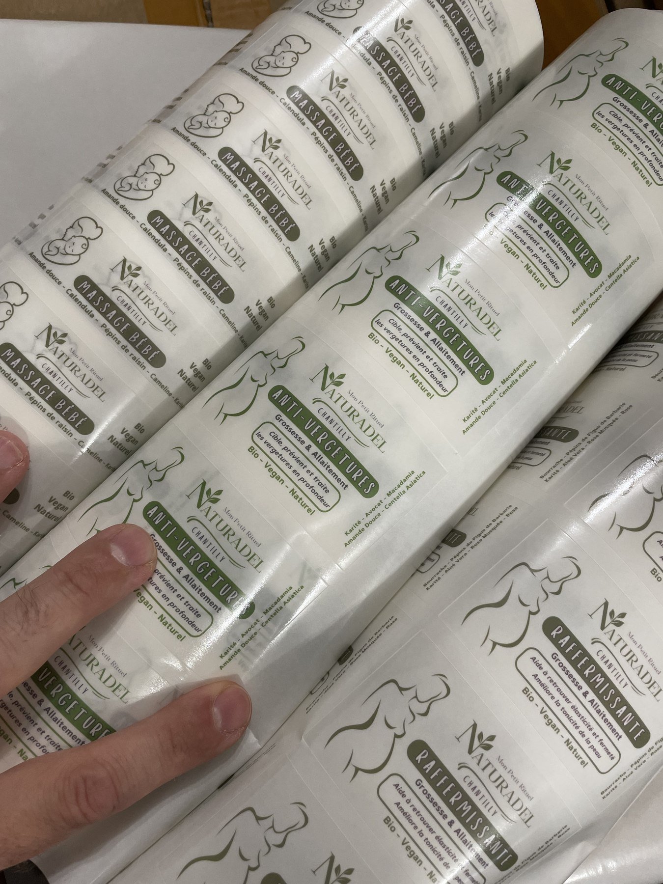 Rouleaux d’étiquettes de cosmétique en cours de contrôle