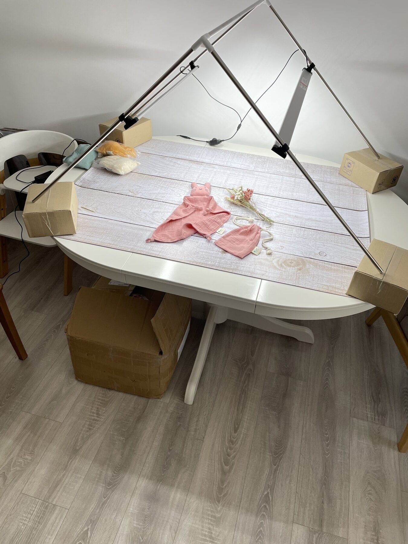 Le studio photo maison : une table, un fond en bois et deux barres LED sur pied