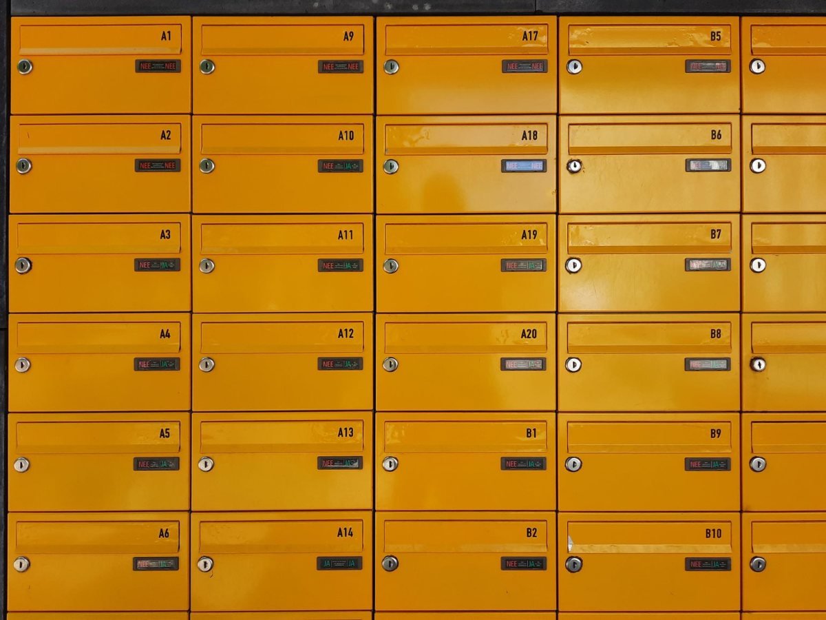 Un ensemble de boites aux lettres d immeuble