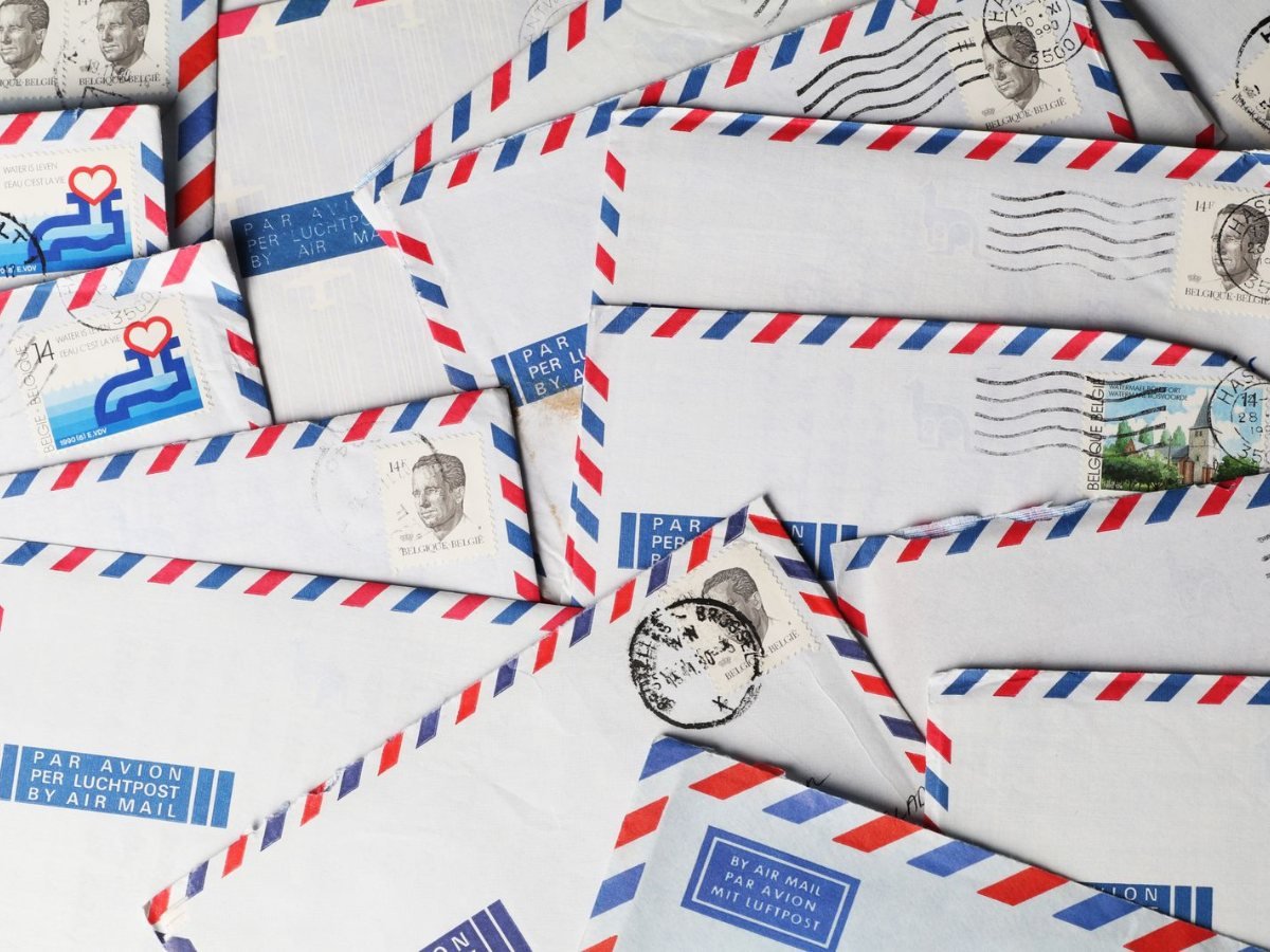 Des enveloppes anciennes avec leurs timbres