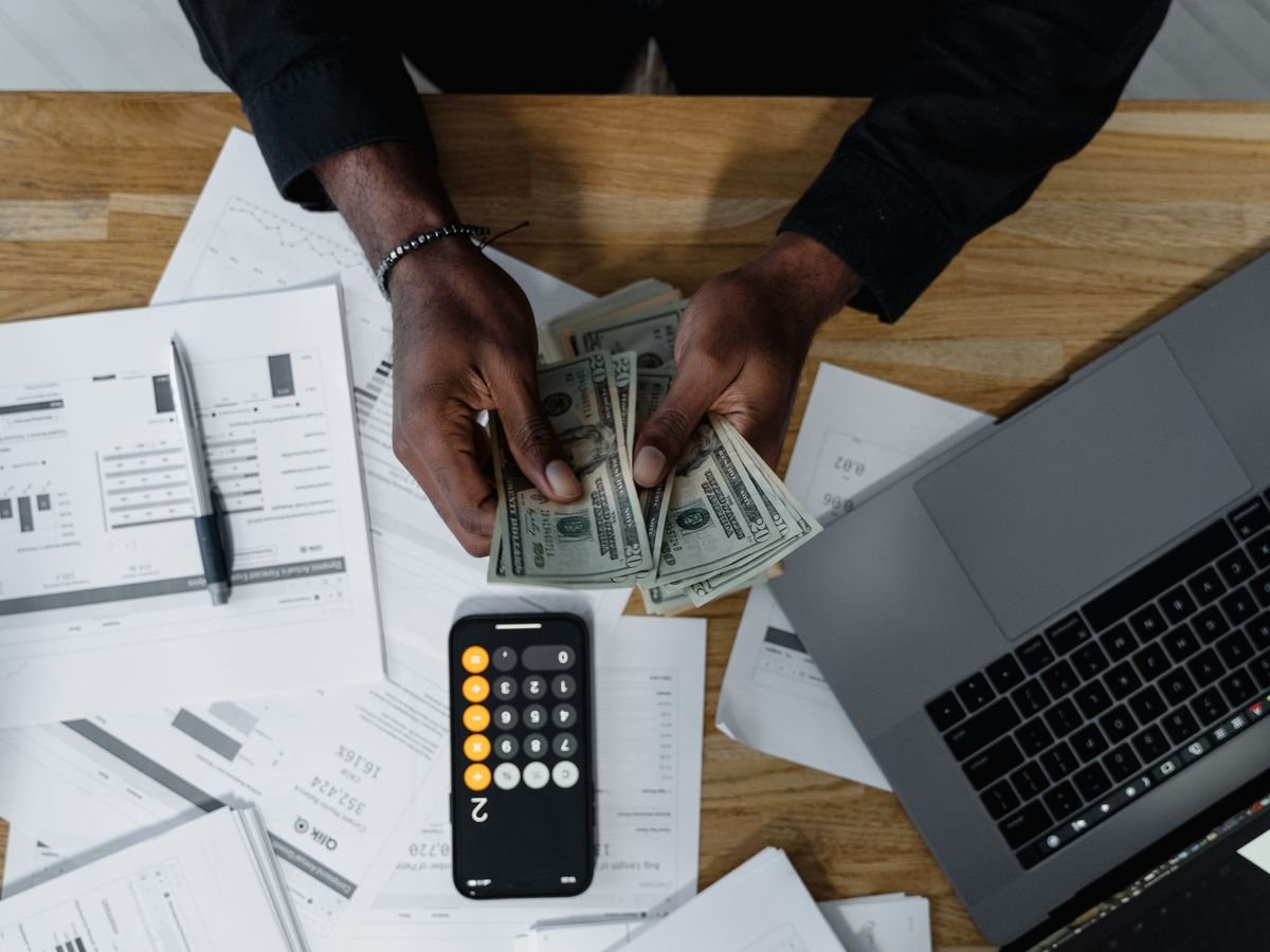 Calculatrice et documents comptables sur une table