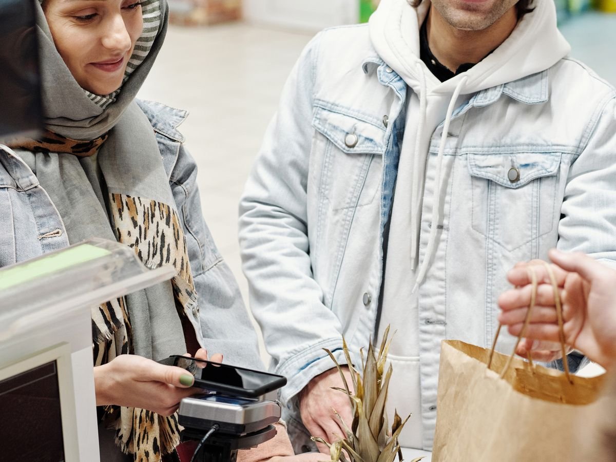 Paiement au comptoir d’une boutique