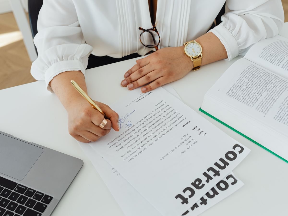 Signature d’un contrat commercial sur un bureau