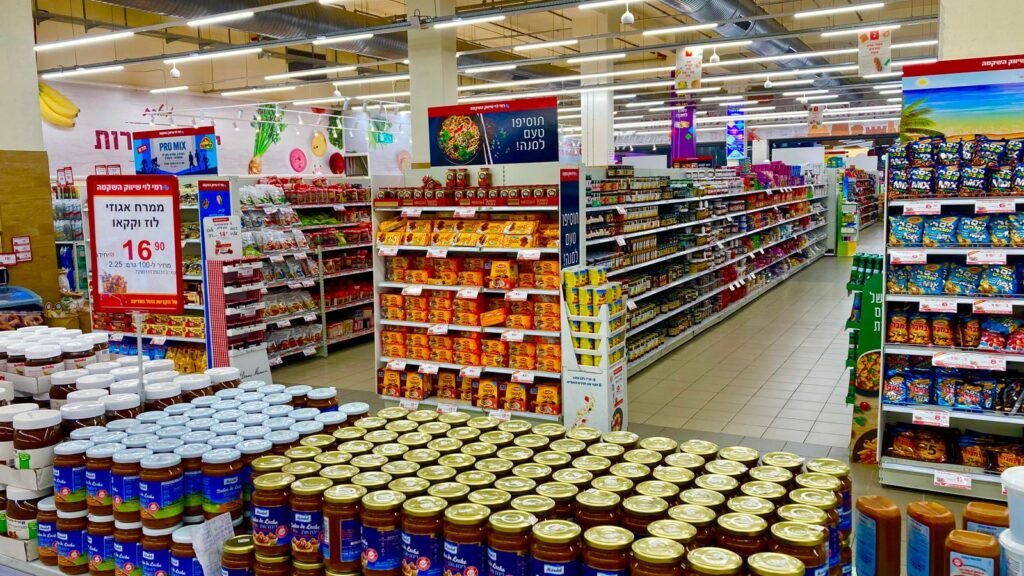 Vendre à des boutiques plutôt qu’à des particuliers : ce que ça change Rayons garnis dans un magasin de détail
