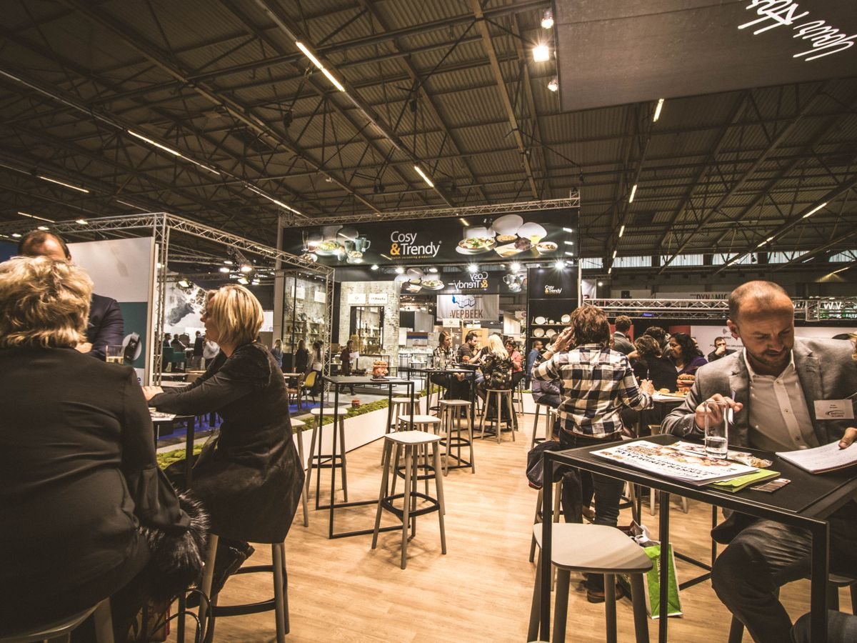 Allées et stands d’un salon professionnel